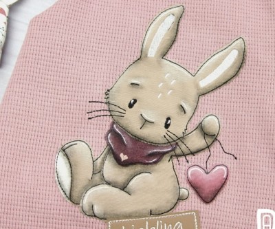 Hase Lotta mit Herzanhänger sitzend 16x26